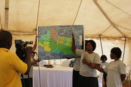 STDM Team member presents the boundary maps of the 7 villages. ©UN-HABITAT/John Gitau
